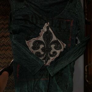 🌸Daytrip Green Long Sleeve Top with Black Fleur-de-Lis